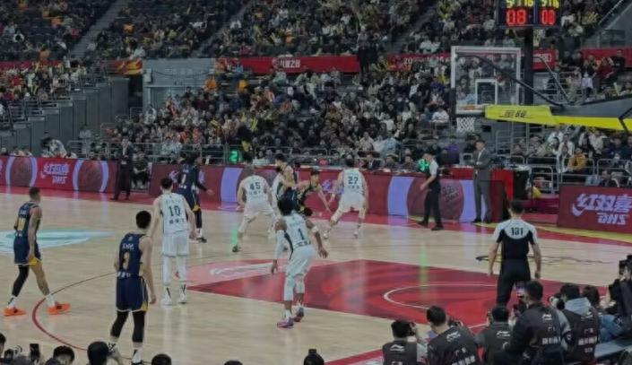 郭昊文42分破生涯紀(jì)錄徐杰傷退 薩姆納首秀26分廣東加時險(xiǎn)勝南京